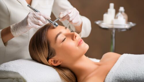  Frau erhält eine professionelle Hydrafacial-Gesichtsbehandlung im Kosmetikstudio