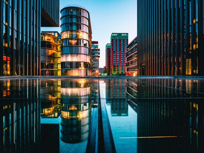 Moderne Architektur im Düsseldorfer MedienHafen bei Abendlicht mit Spiegelung