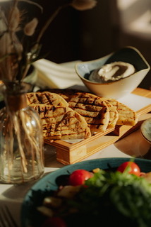 Frisch gegrilltes Fladenbrot mit cremigem Dip als Vorspeise im Restaurant Akropolis in Unna