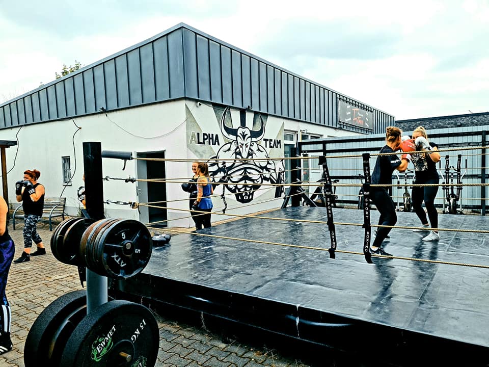 Außenbereich vom Alphateam Dortmund mit Boxring und Trainingsteilnehmern