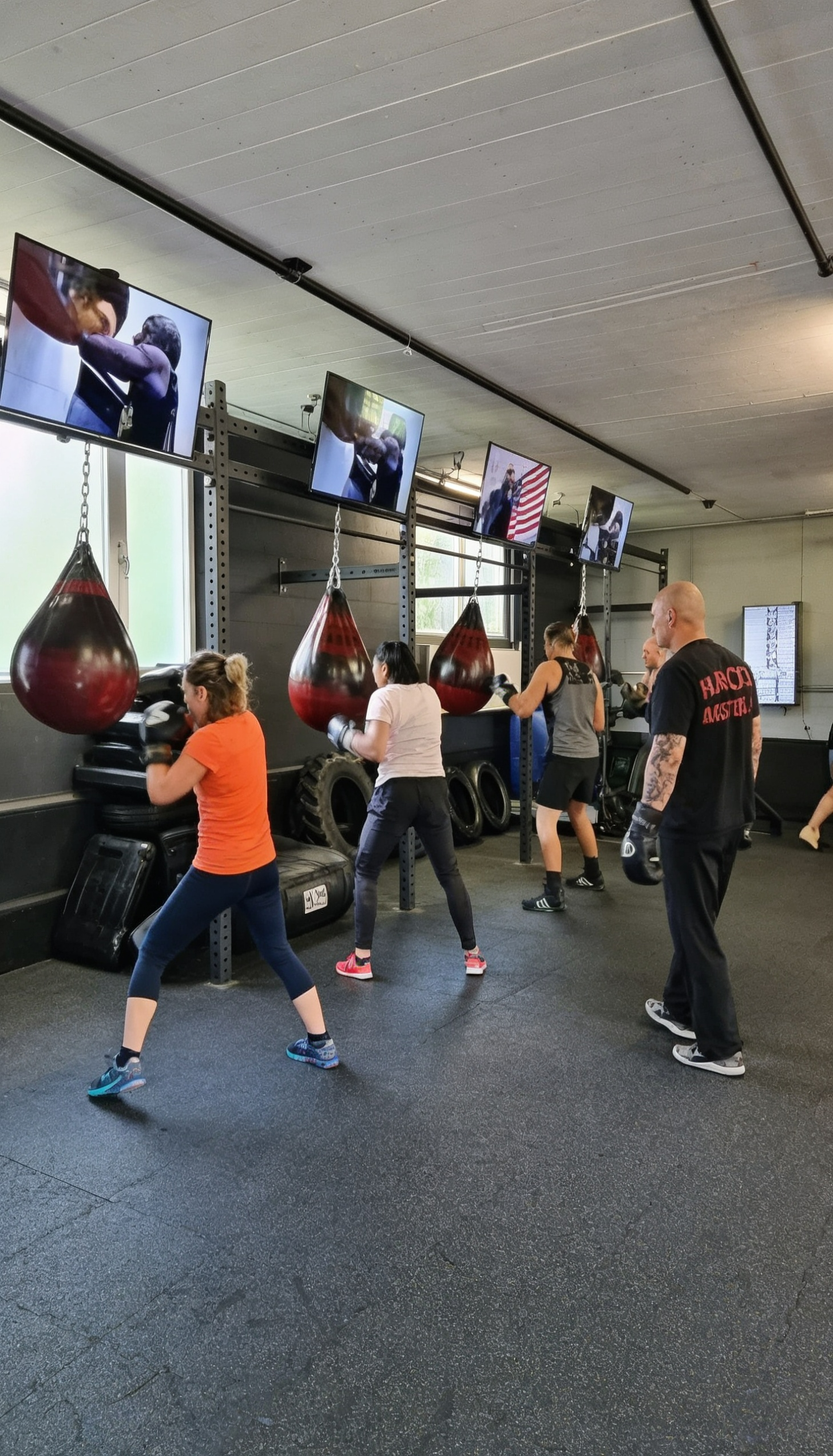Gruppentraining am Boxsack bei AlphaTeam Dortmund – funktionelles Kampfsporttraining mit Schlagtechniken, Ausdauer und Koordination