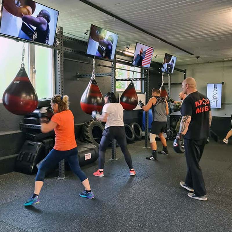 Indoor-Boxtraining im Alphateam Dortmund mit Boxsack und Trainer