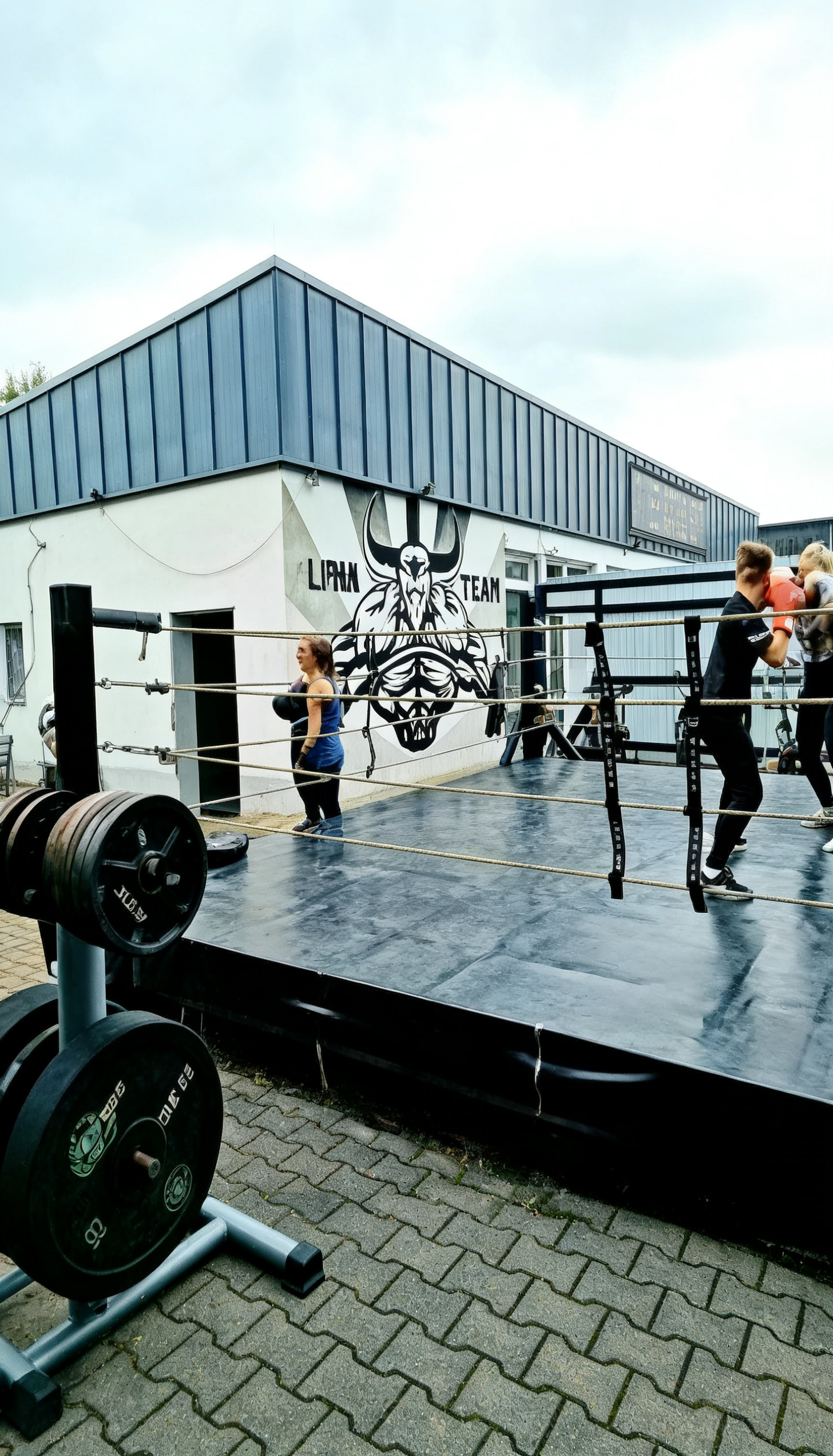 Outdoor Boxring bei AlphaTeam Dortmund – Teilnehmer trainieren Kampfsport und Fitnessübungen auf einer modernen Trainingsfläche