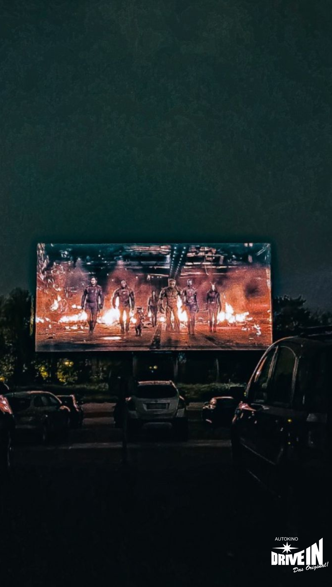 Szene aus einem Actionfilm bei Nacht auf der Leinwand im Autokino Essen