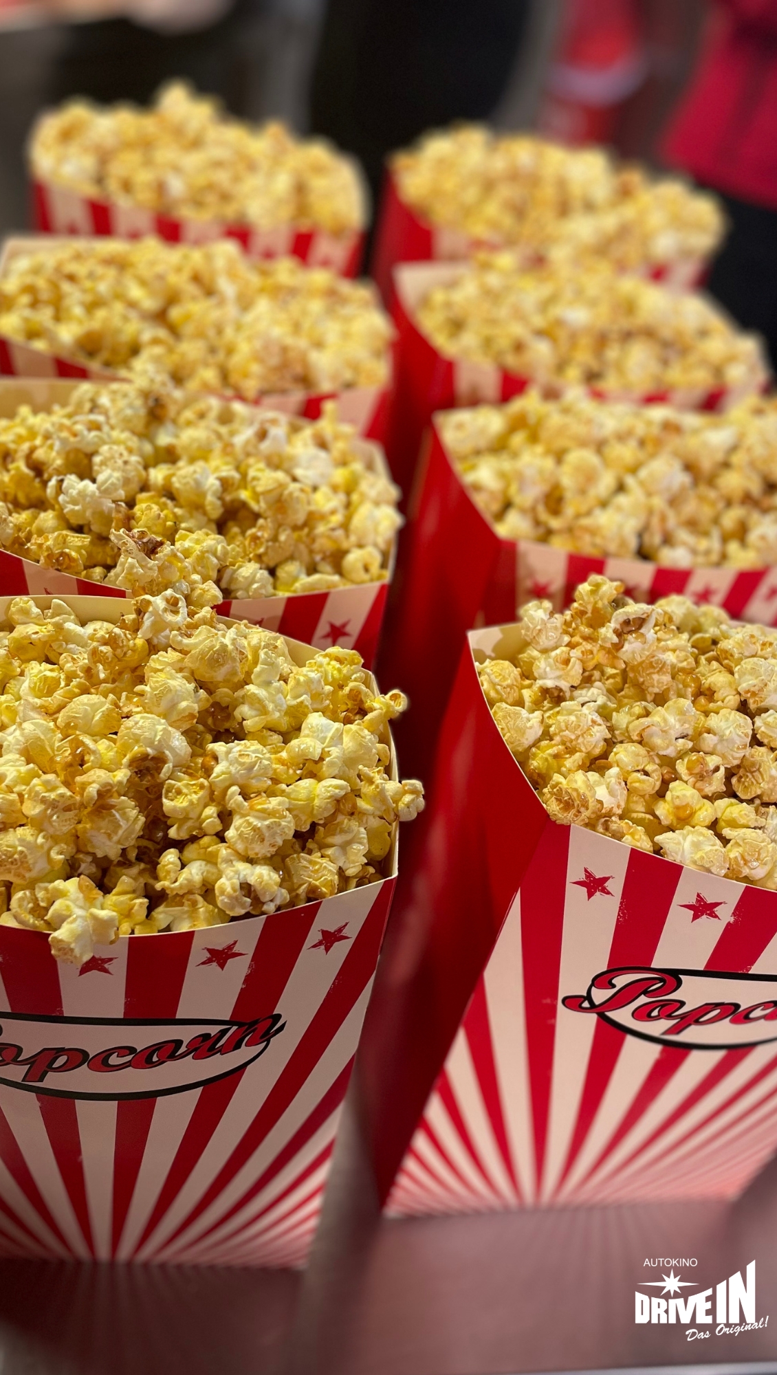 Nahaufnahme mehrerer klassischer Popcornboxen im Autokino Essen