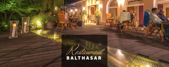 Außenbereich des Restaurant Balthasar in Paderborn mit stilvoller Abendbeleuchtung