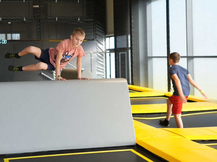 Zwei Kinder beim Springen und Klettern im Trampolinbereich des Cube Funpark Beselich mit modernen Hindernissen