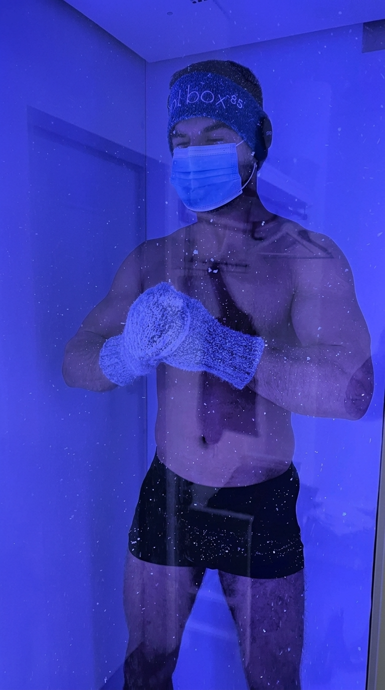 Kryotherapie bei Coolbox Essen – Person in Schutzkleidung während einer Anwendung in der Kältekammer zur Förderung von Regeneration, Erholung und Leistungsfähigkeit