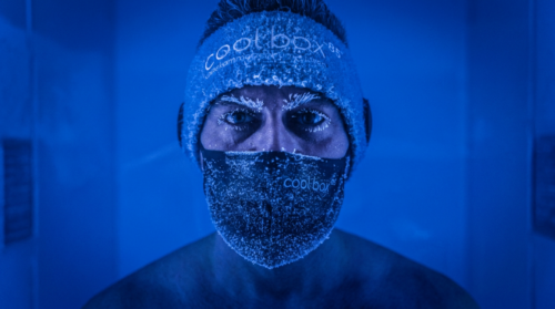 Kryotherapie bei Coolbox Essen – Person mit Schutzkleidung während einer Anwendung in der Kältekammer zur Förderung von Regeneration und Wohlbefinden