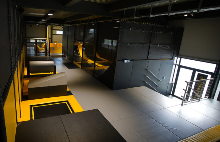 Leere Trampolin- und Parcoursfläche im Cube Funpark Beselich mit moderner, schwarz-gelber Ausstattung