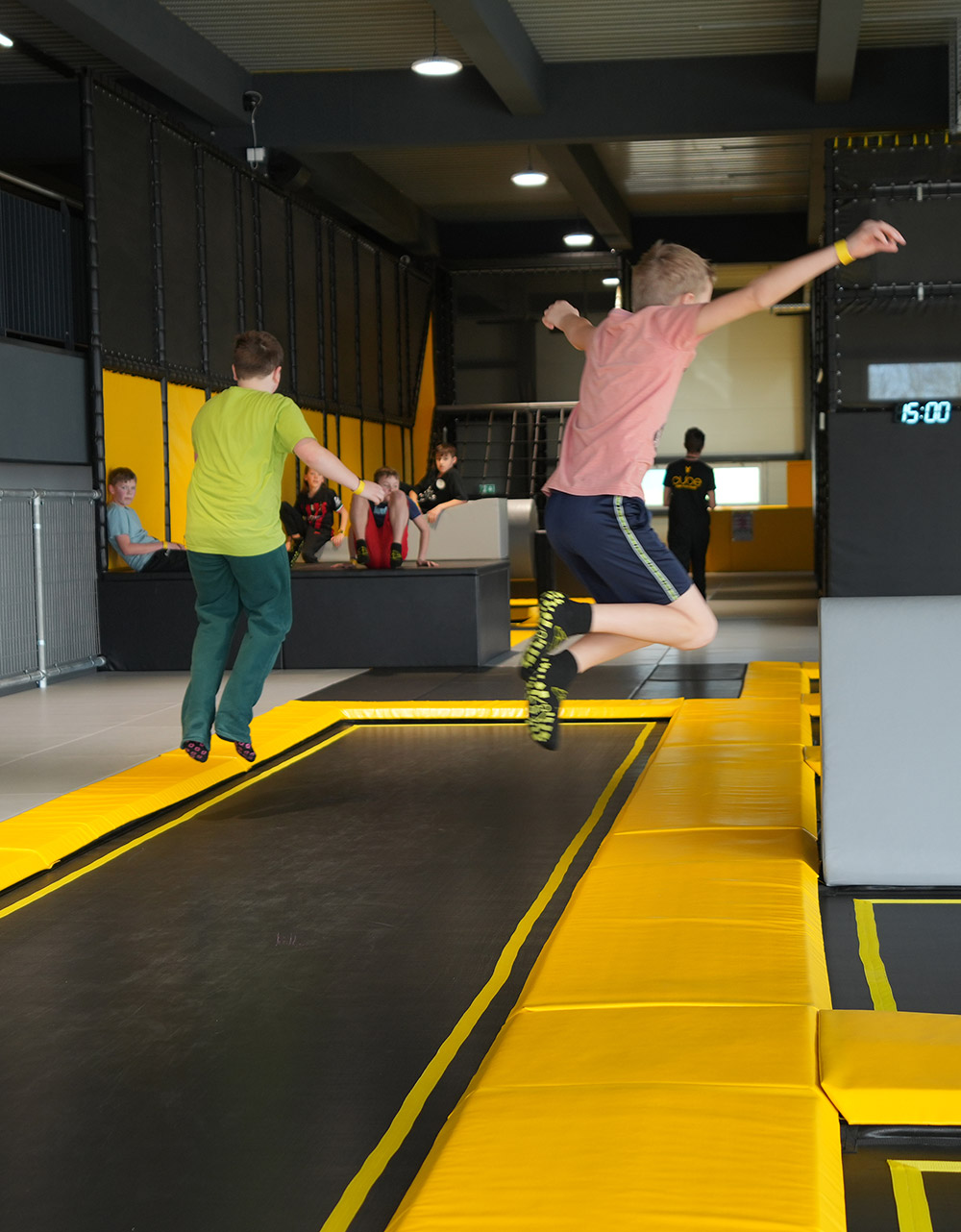 Zwei Jungen springen auf einem Trampolin im Cube Funpark Beselich mit voller Energie und Spaß