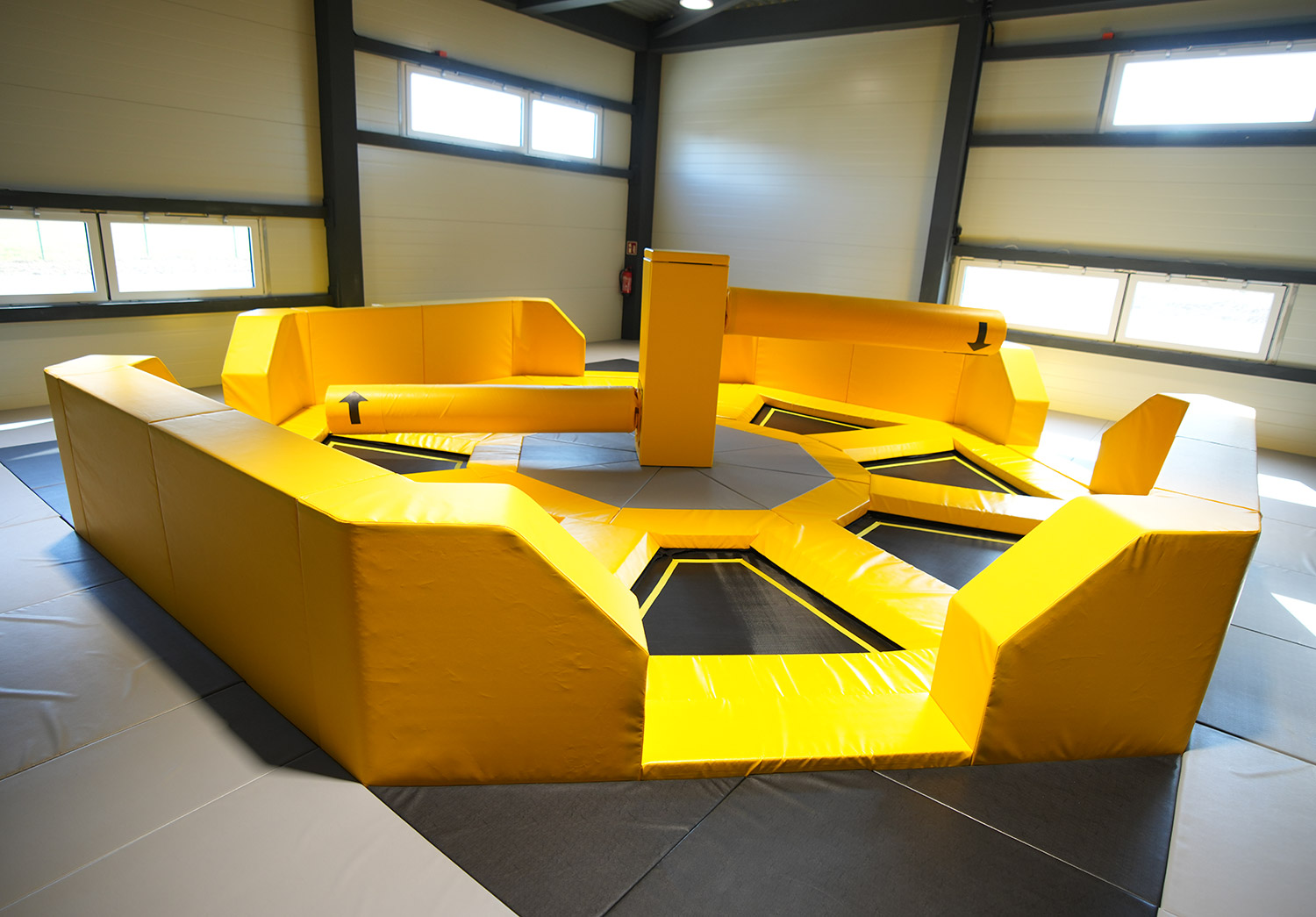 Sechseckige Trampolin-Spielstation mit rotierendem Balken im Cube Funpark Beselich, ideal für Reaktion und Ausweichen