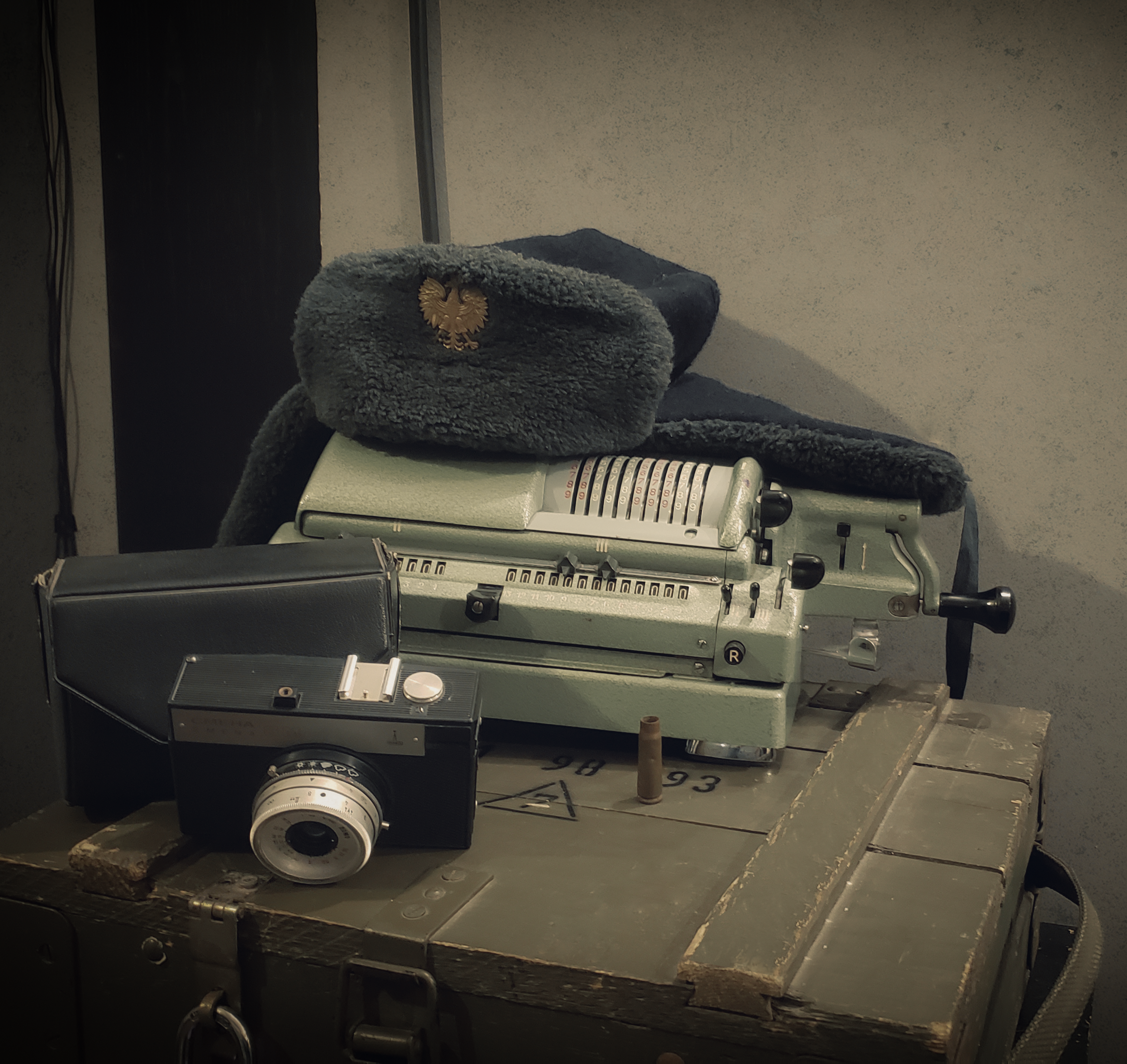 Requisiten mit sowjetischer Mütze, Rechenmaschine und Kamera im Escape Game „Closed Room“ in Kamen