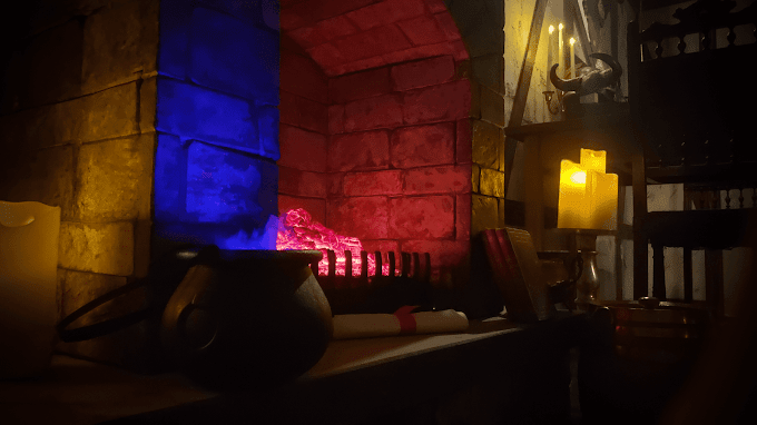 Mystisch beleuchteter Escape Room mit Kessel, Kerzen und leuchtender Geheimkammer
