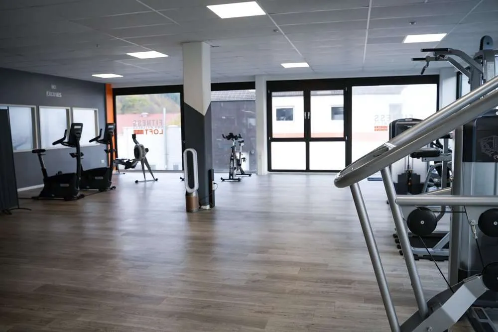 Großzügiger, lichtdurchfluteter Cardio-Bereich mit Laufbändern und Fahrrädern im Fitness Wellness Loft Schleiden