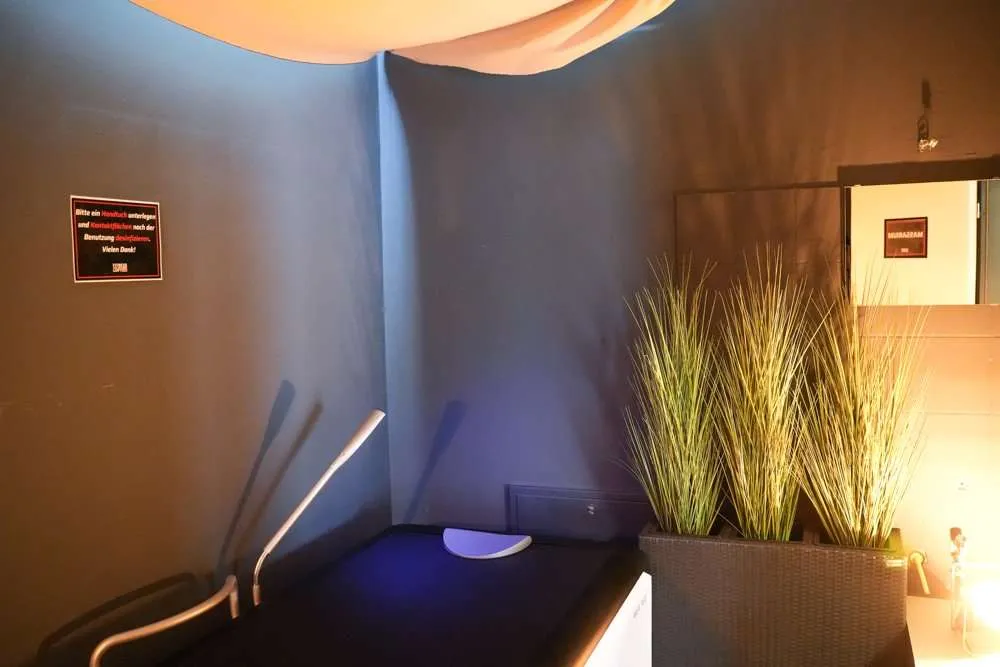 Ruhige Entspannungsecke mit sanfter Beleuchtung und Dekopflanzen im Fitness Wellness Loft Schleiden