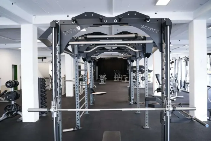 Moderner Freihantel- und Kraftbereich im Fitness Wellness Loft Schleiden