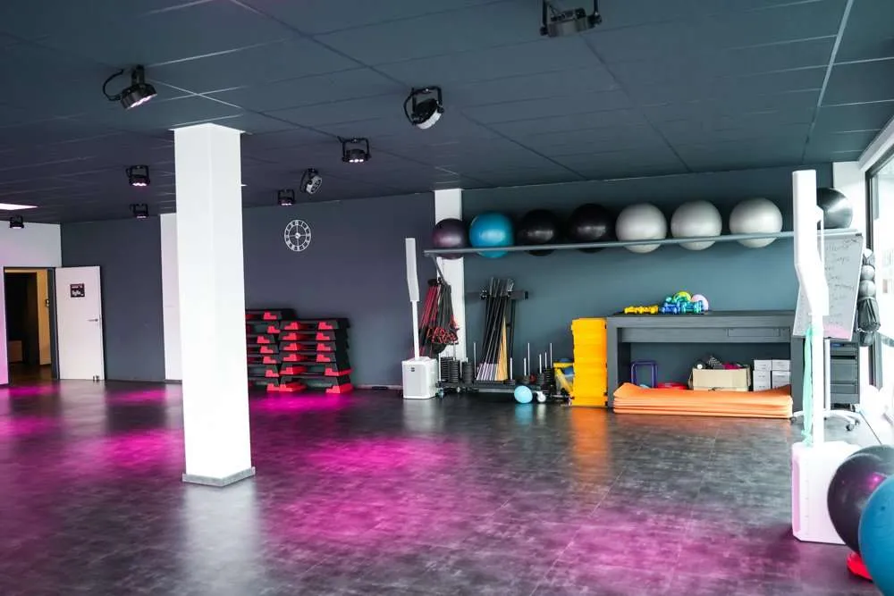 Heller Kursraum mit Sportequipment und stimmungsvoller Beleuchtung im Fitness Wellness Loft Schleiden