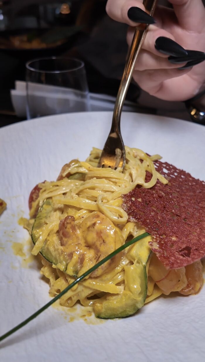 Tagliatelle mit Trüffelsoße und Parmesan, serviert im Ristorante Fratelli Bottrop