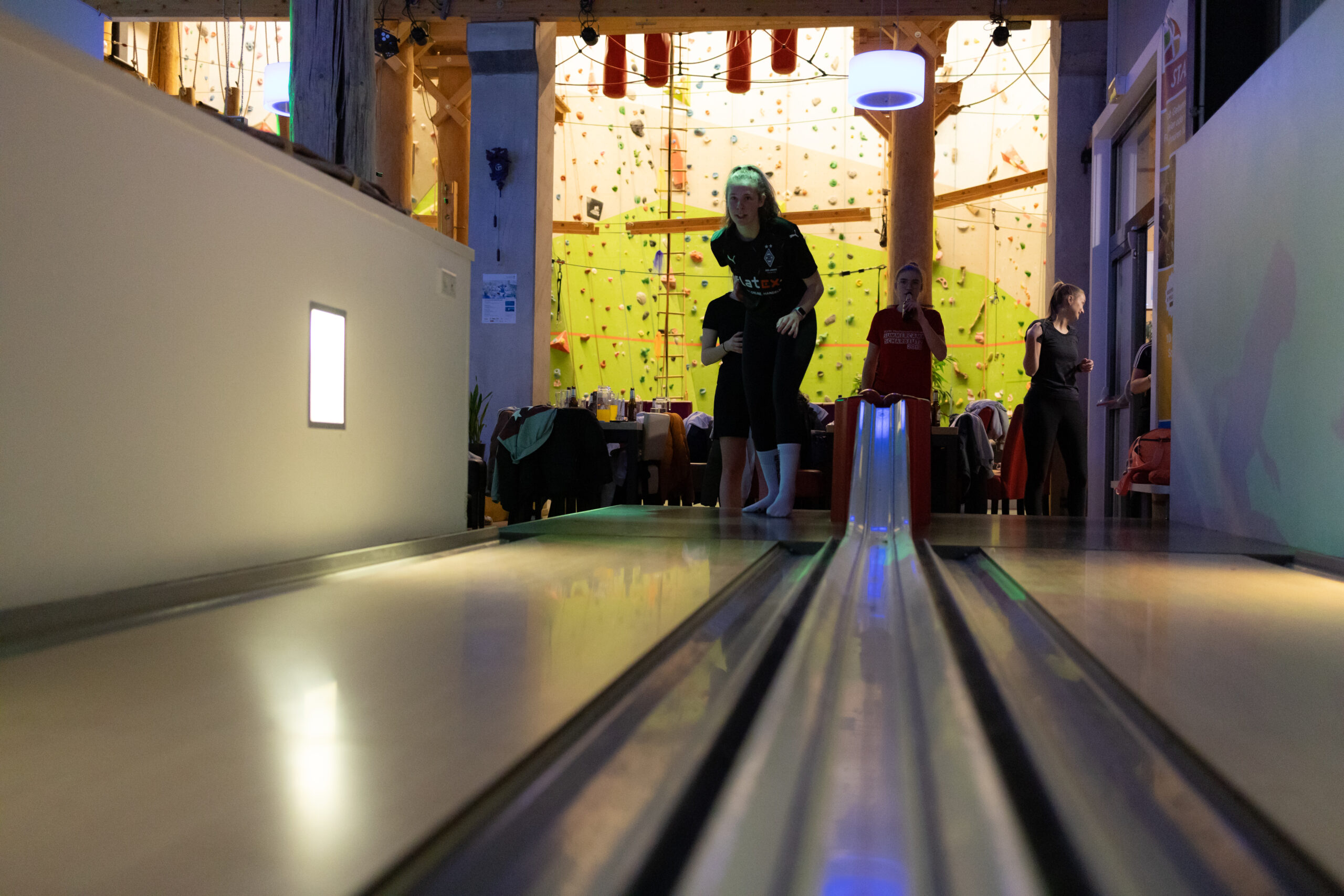 Person beim Kegeln in der Freizeitwelt Sauerland