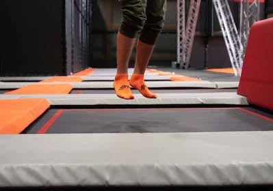 Person springt auf einem Trampolin in der Indoor-Trampolinhalle der Freizeitwelt Sauerland