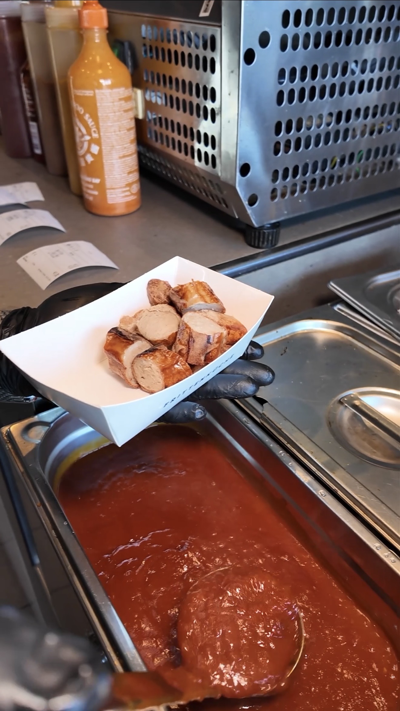 2x Currywurst Pommes mit Sauce nach Wahl – Bild 3