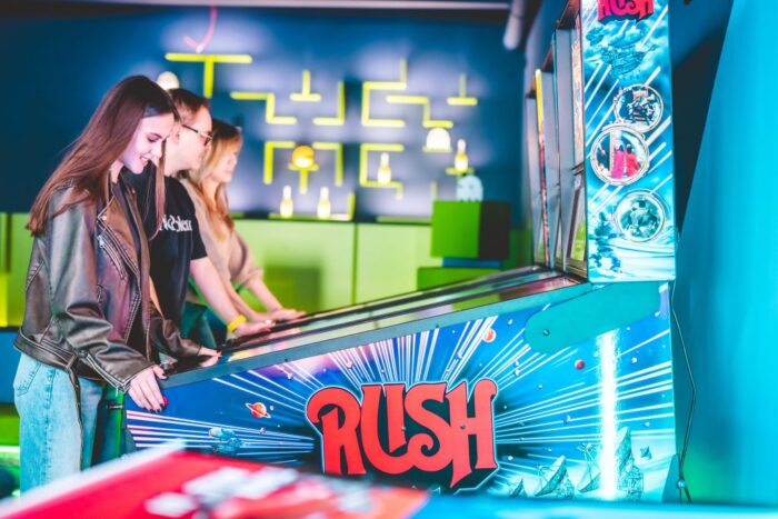 Personen spielen das Rush-Spiel im Game Night Kerpen