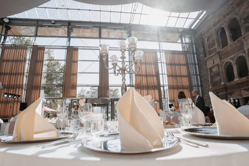 Elegant gedeckter Tisch mit Servietten und Kerzenständer im lichtdurchfluteten Gewölbe Gelsenkirchen