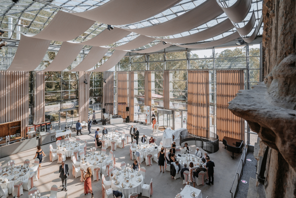 Blick in die moderne, lichtdurchflutete Eventhalle des Gewölbe Gelsenkirchen bei einer festlichen Veranstaltung