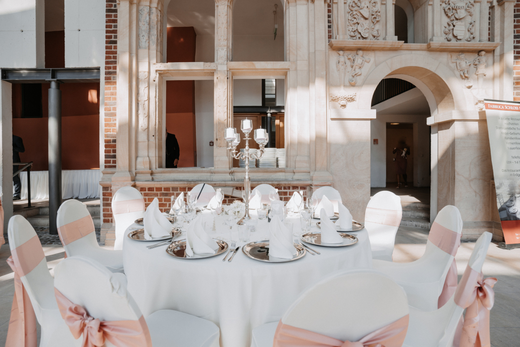 Festlich gedeckter Tisch für eine Hochzeit oder Veranstaltung im Gewölbe Gelsenkirchen