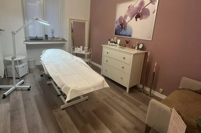 Behandlungsraum im Kosmetikstudio I am Woman in Düsseldorf mit Massageliege, stilvoller Deko und beruhigendem Ambiente