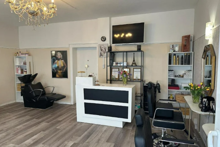 Empfangsbereich des Kosmetikstudios I am Woman in Düsseldorf mit Theke, Sitzgelegenheiten und eleganter Einrichtung