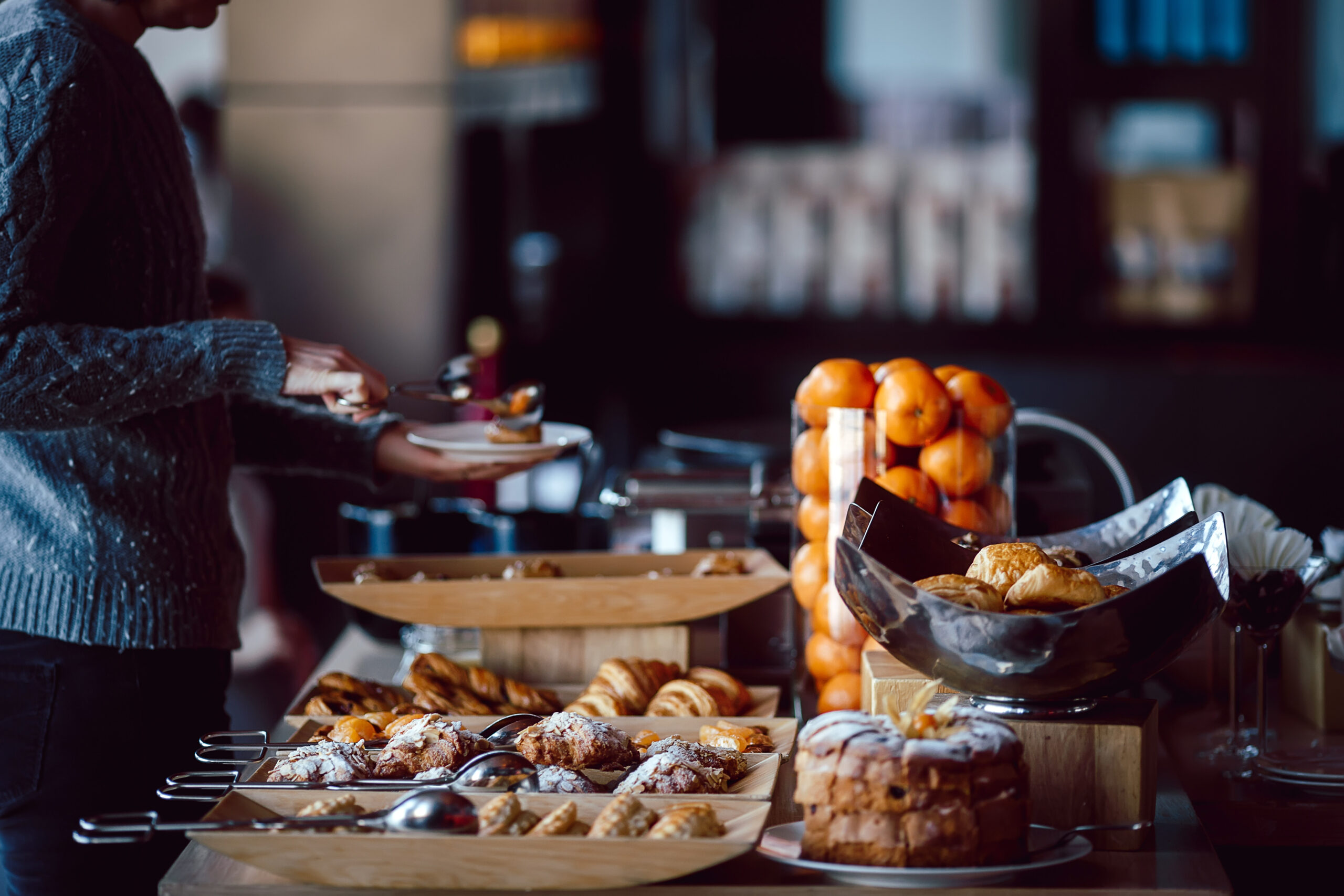 Kontinentales Frühstücksbuffet im ISM Dortmund Foodspot mit frischem Gebäck, Obst und Kuchen