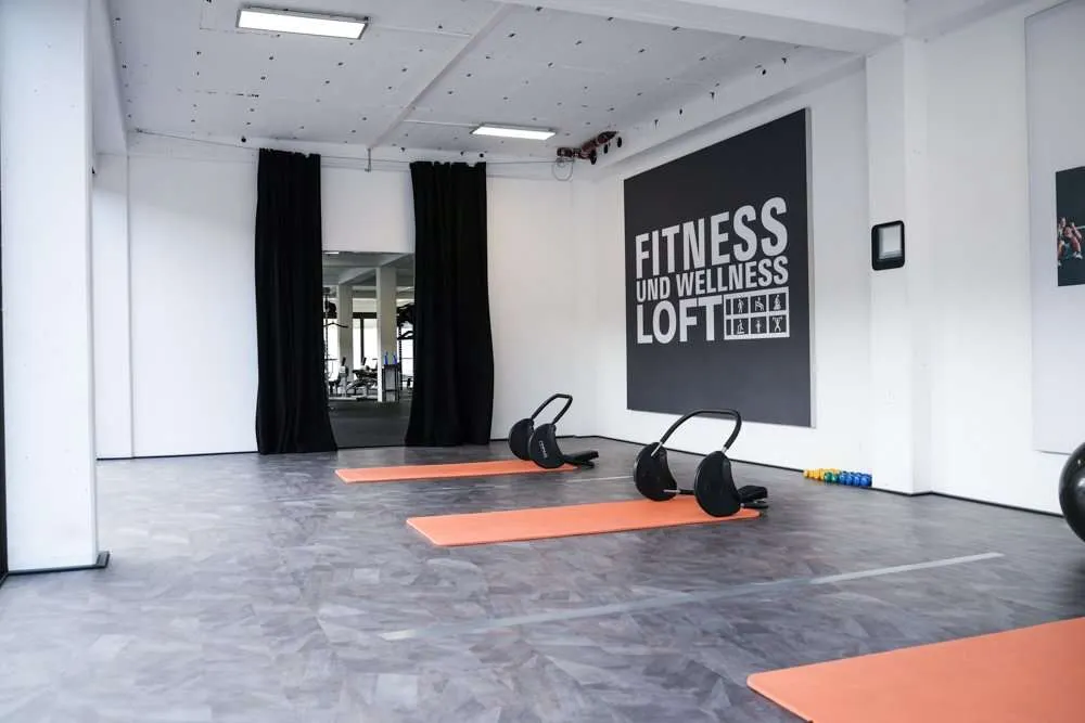 Helle Functional Area mit Matten und Trainingsgeräten im Fitness Wellness Loft Schleiden