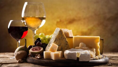 Edle Käseplatte mit Rot- und Weißwein in stilvollem Ambiente