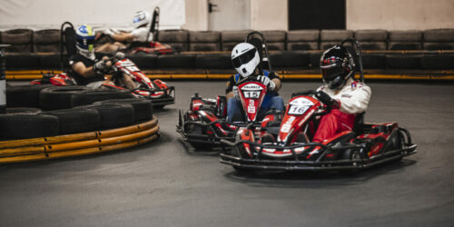 Fahrer im Go-Kart auf der Kartbahn Werther beim Rennen in einer engen Kurve