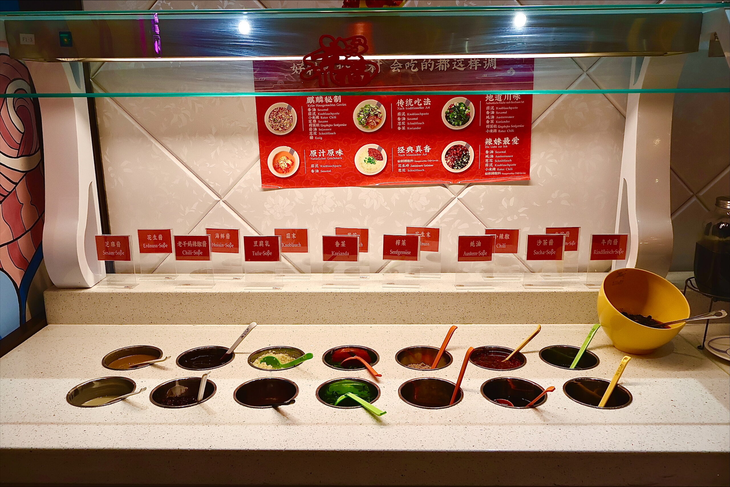 Saucenstation im Kylin Hotpot Dreieich mit großer Auswahl an Dips, Kräutern und Gewürzen zur individuellen Zubereitung