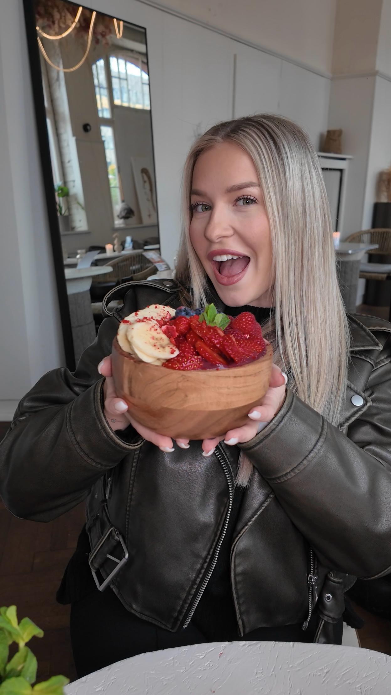 Frau hält eine frische Acai Bowl bei LALA Smashburger in Frankfurt