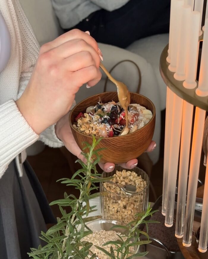 Nahaufnahme einer frisch zubereiteten Frühstücksbowl mit Müsli, Beeren und Toppings beim Brunch bei LALA Smashburger Frankfurt