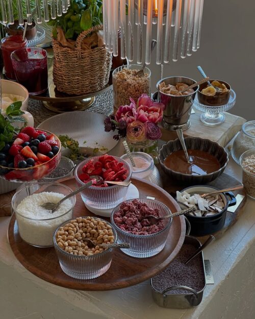 Frühstücks- und Brunchbuffet bei LALA Smashburger Frankfurt mit Müsli, Joghurt, Früchten, Nüssen und Toppings in stilvoller Präsentation