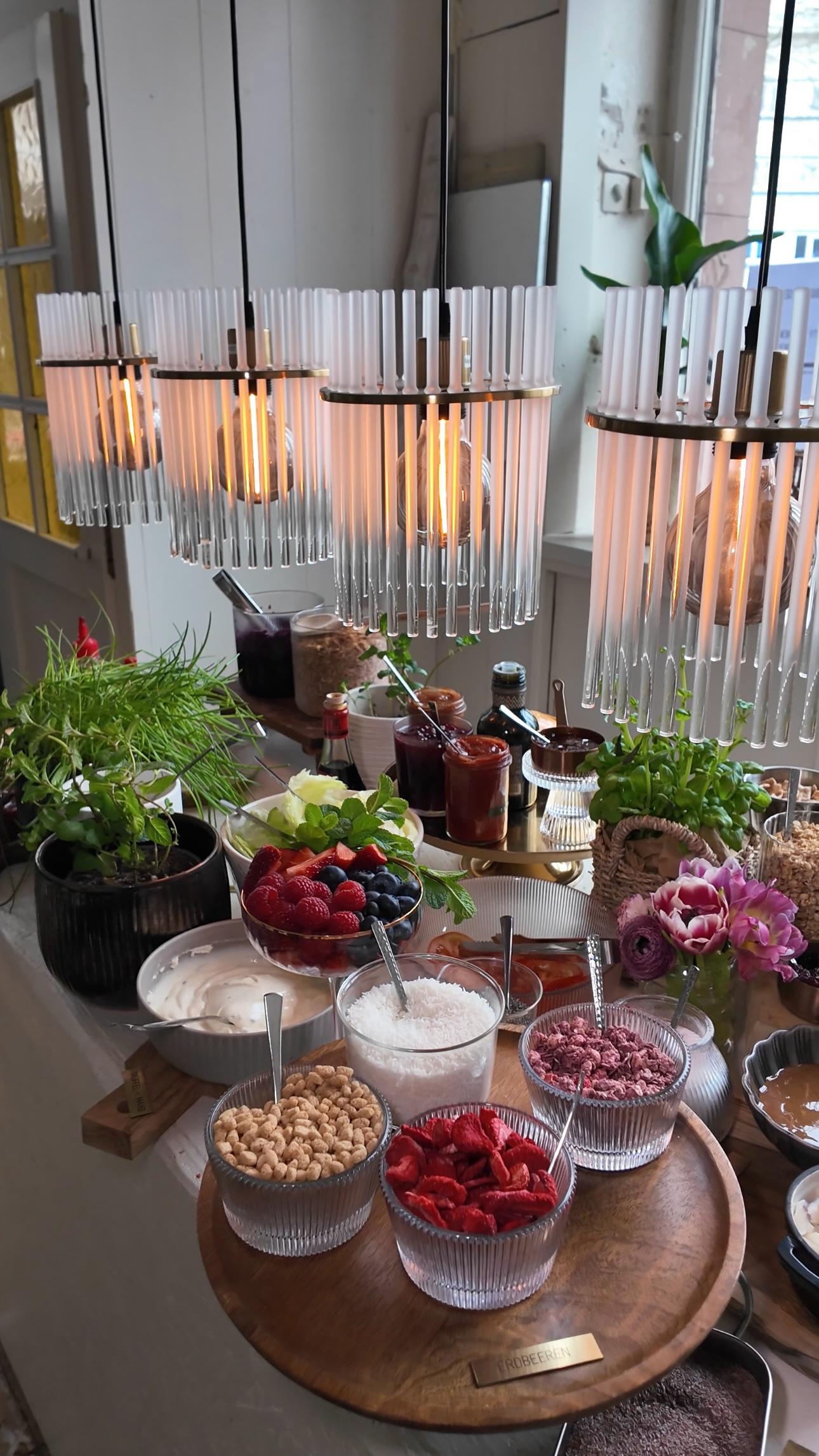 Frühstücksbuffet mit frischen Zutaten und dekorativer Beleuchtung bei LALA Smashburger Frankfurt
