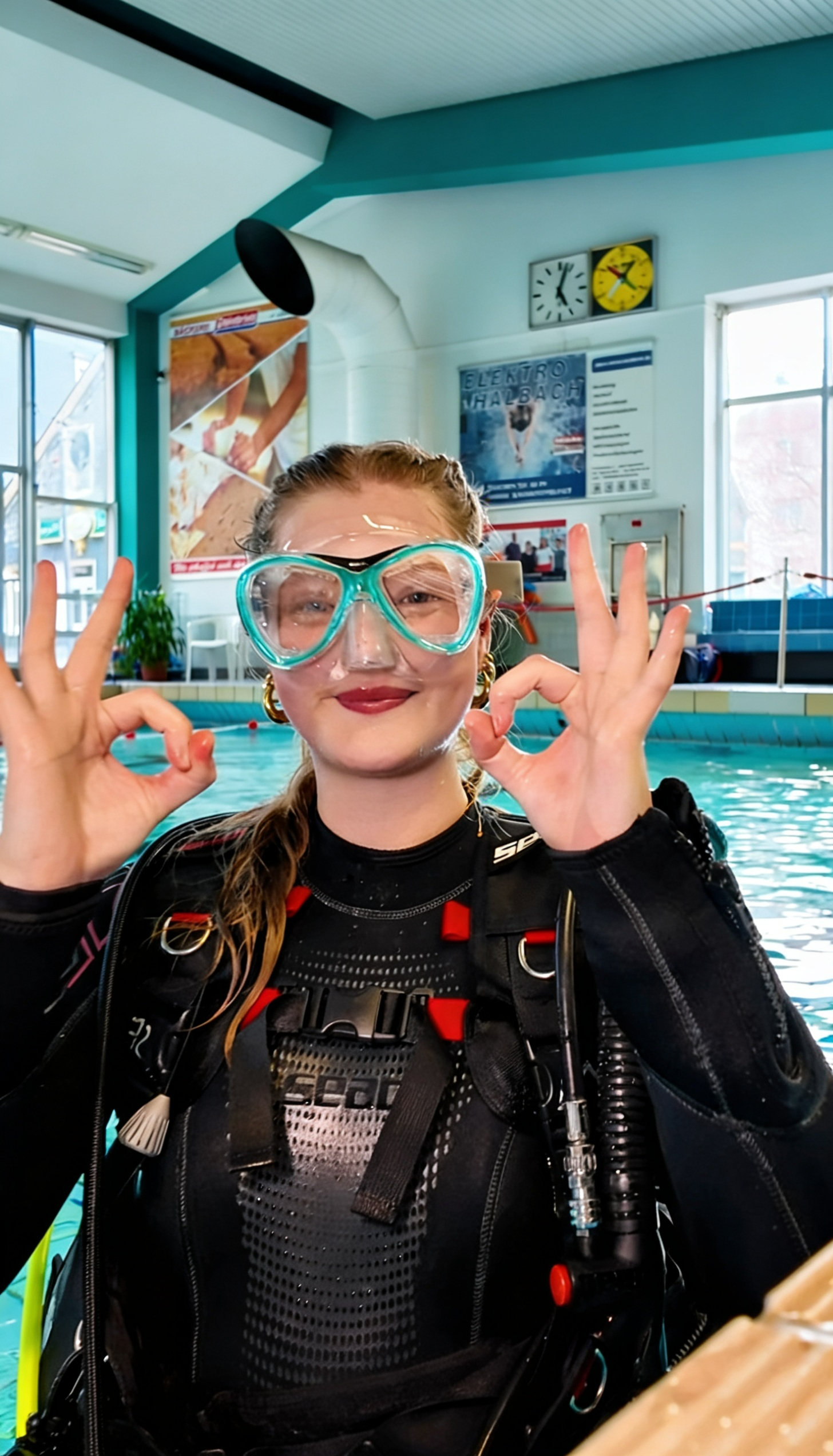Kind mit Tauchausrüstung beim Tauchcenter Wuppertal – vorbereitet für ein Schnuppertauchen im Schwimmbad mit Tauchmaske und Tarierweste
