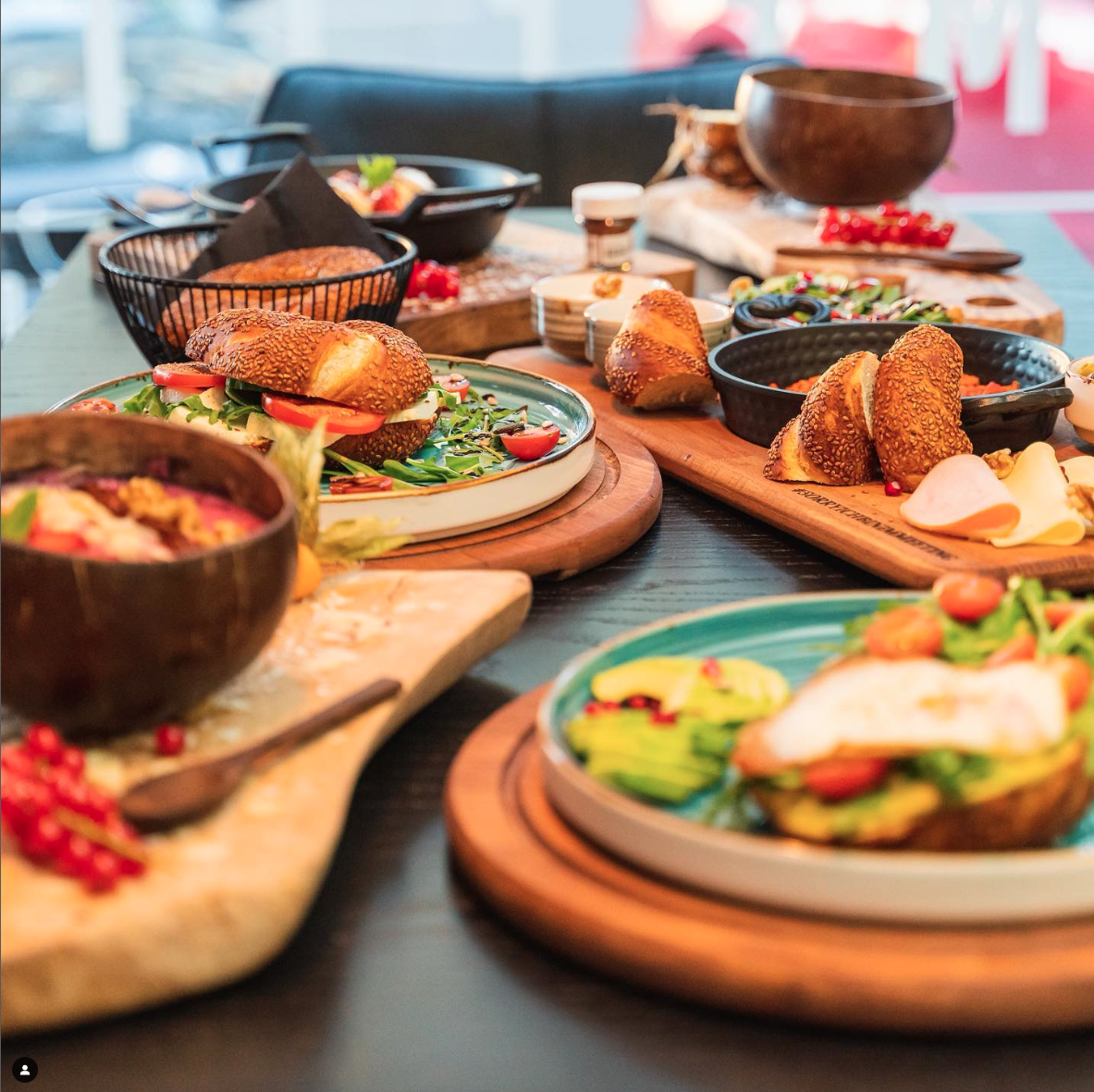 Vielfältige Brunch-Auswahl mit belegten Broten, Bowls und frischen Zutaten bei Meeting Die Brunchery Dortmund