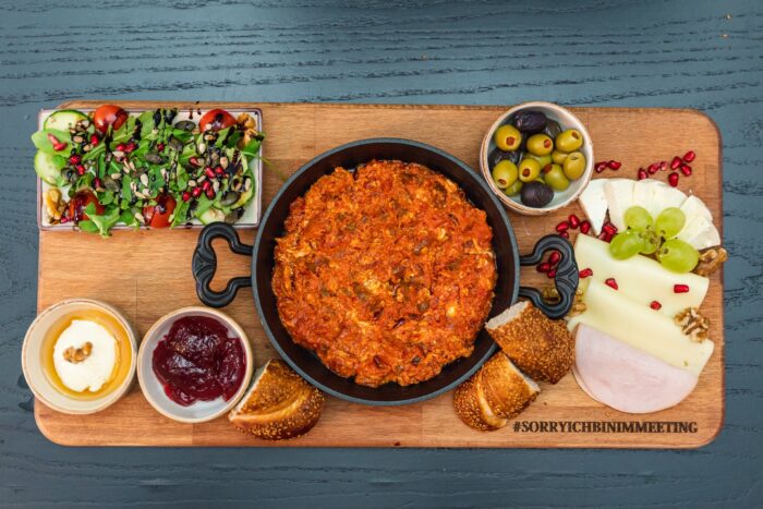 Türkisches Frühstücksbrett mit Menemen, Oliven, Käse, Salat, Marmelade und Brot bei Die Brunchery Dortmund