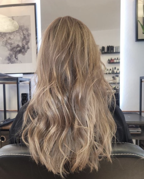 Langhaarfrisur mit natürlichen blonden Wellen gestylt bei Ricci Hair & Beauty in Köln