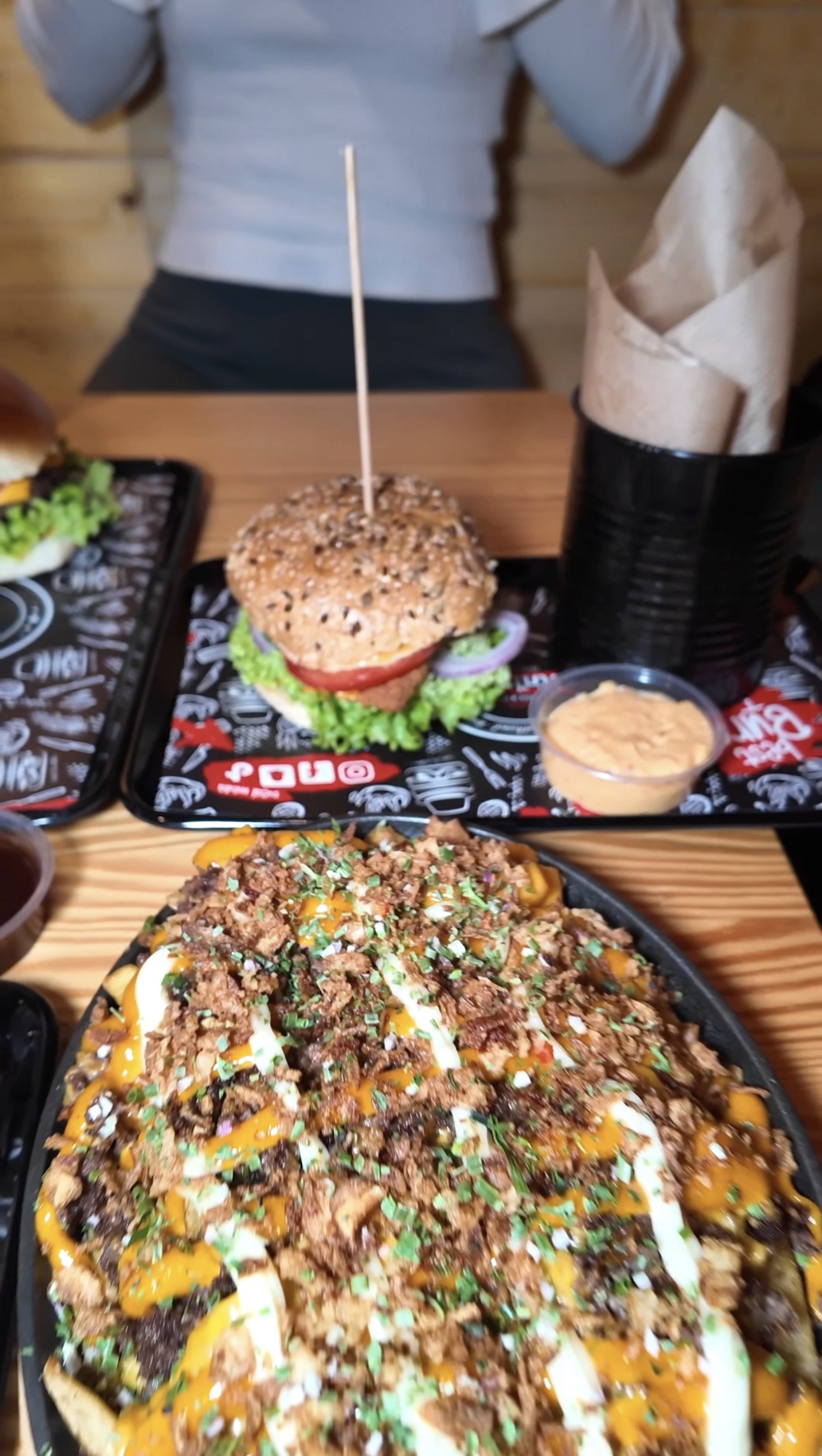 Burger mit frischen Zutaten und eine Portion Pommes mit Gewürzen, serviert im Rn Beef Moers