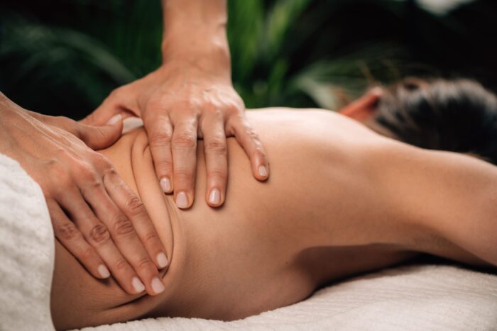 Nahaufnahme einer entspannenden Rückenmassage im Wellnessbereich