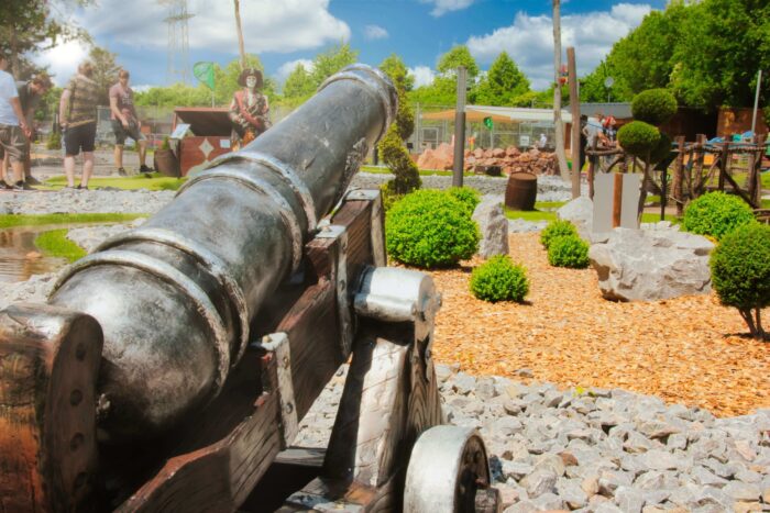Dekorative Kanone im Piratenstil auf dem Gelände des Adventure Golf im Sport- und Freizeitpark Limburg-Linter