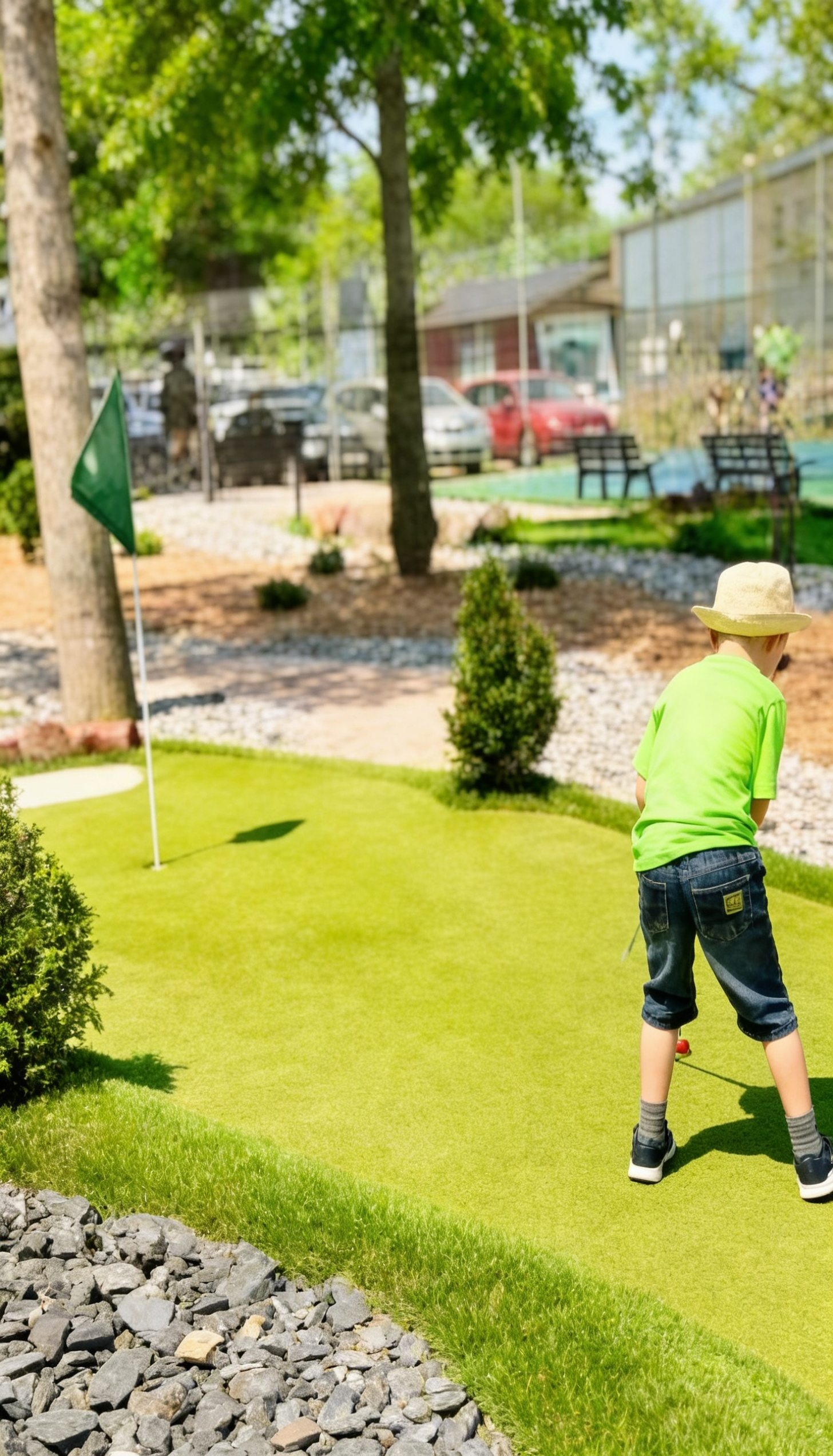 Kind spielt Adventure Golf im Sportpark Limburg Linter – familienfreundliche Minigolfanlage mit abwechslungsreichen Bahnen und Spielspaß im Freien
