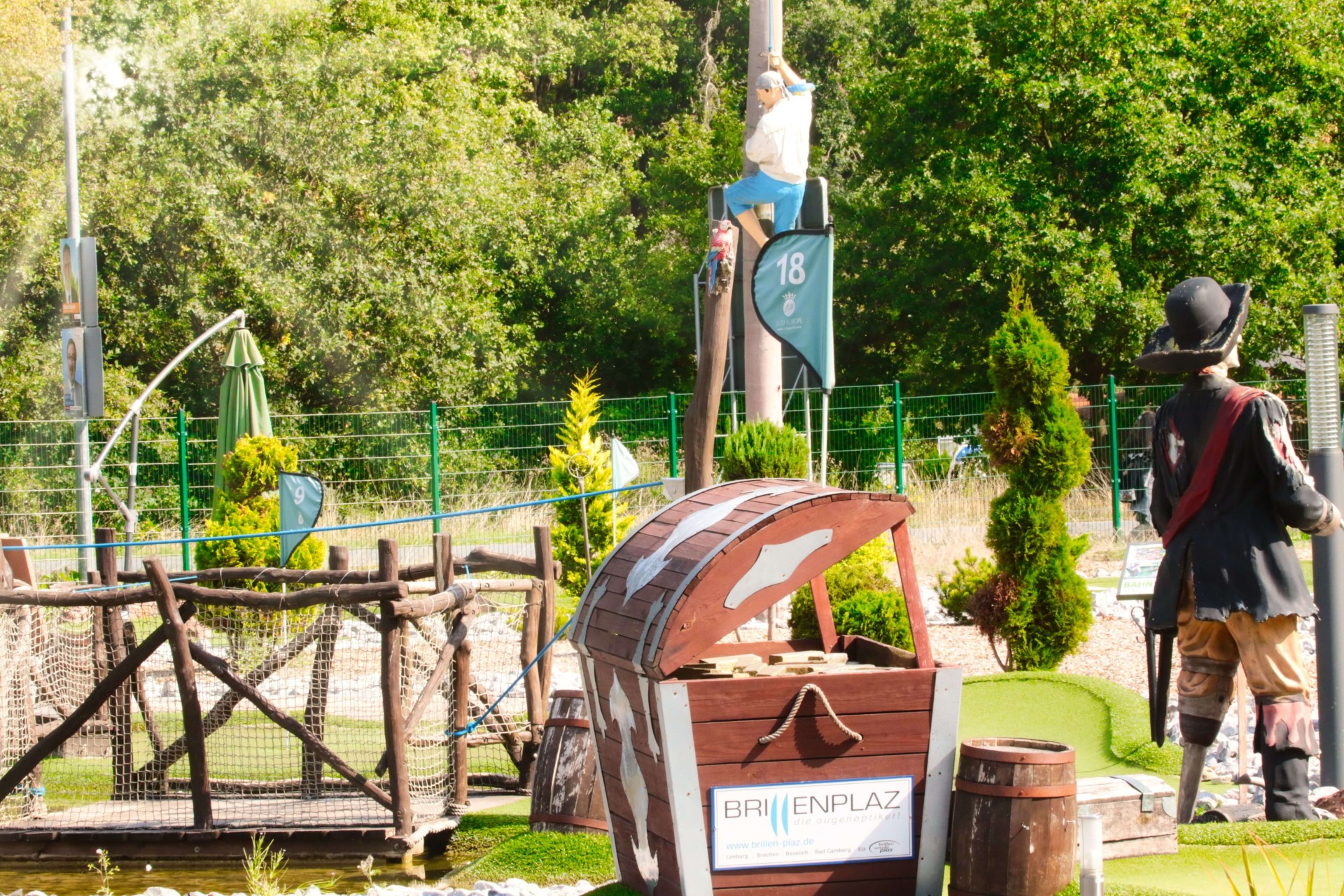 Dekorative Schatztruhe mit Piratenfahne auf dem Adventure Golf Platz im Sport- und Freizeitpark Limburg-Linter